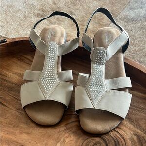 Ros Hommerson Cream Sandals Rhinestone T-Strap Extra Wide 9.5